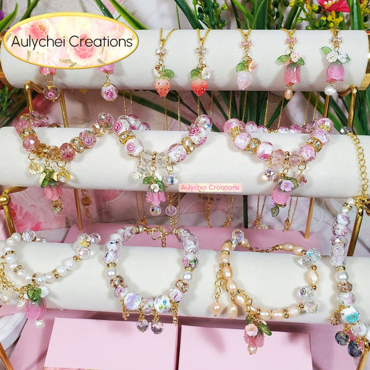 White Resin Tulip Lampwork Clasp Bead Bracelet 02