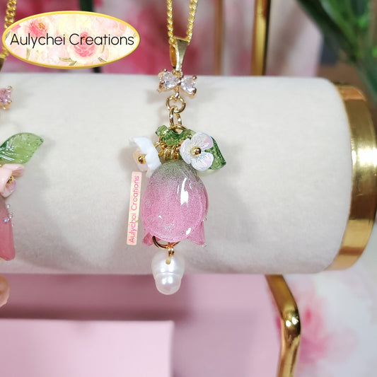 Ivory Pearl Resin Tulip Flower Pendant Necklace